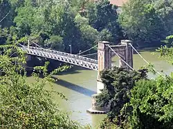 La passerelle de Trévoux sur la Saône, construite en 1851 sur les plans de l’ingénieur Paul-Léon Lehaître.