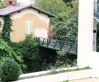 La maison de l'éclusier et la passerelle des douves sur le Midou