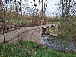 photo de la passerelle sur le Sânon conduisant au moulin d'Aulne