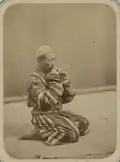 Musicien du Turkestan russe, vers 1872, jouant du koshnai (variation du mot ghoshmeh).