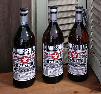 Le pastis, boisson marseillaise consommée à l'apéritif.