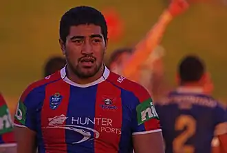 Joueur de face, en maillot de rugby.