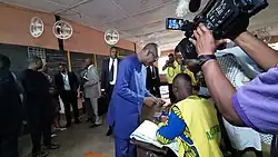 Le président de la République, Patrice Talon, vote lors des élections législatives béninoises d'avril 2019, dont ont été exclus tous les partis d'opposition.
