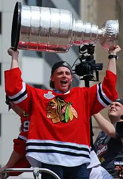 Photographie montrant Patrick Kane qui brandit la Coupe Stanley