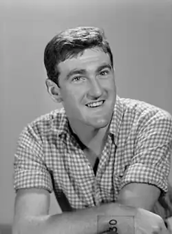 Photo et noir et blanc d'un jeune homme, souriant.