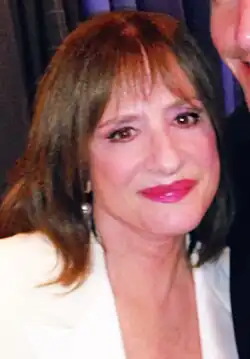 Patti LuPone interprète Lilia.