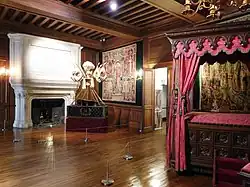 Photographie en couleurs d'une chambre d'un château.