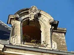 Détail d'une lucarne de l'hôtel.