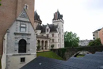 Photographie en couleur d'un château ancien.