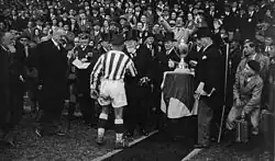 Louis Cler serrant la main de Paul Doumer après avoir remporté la finale.