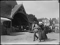 Paul Gruyer, Halles du Faouët, photographie en noir et blanc, verre (gélatino bromure d'argent), 9x12 cm, Musée de Bretagne.