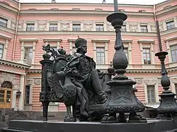 Statue de Paul Ier dans la cour.