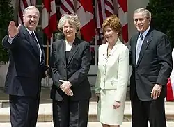 de gauche à droite : Paul Martin, Sheila Cowan, Laura Bush et George W. Bush en 2005.