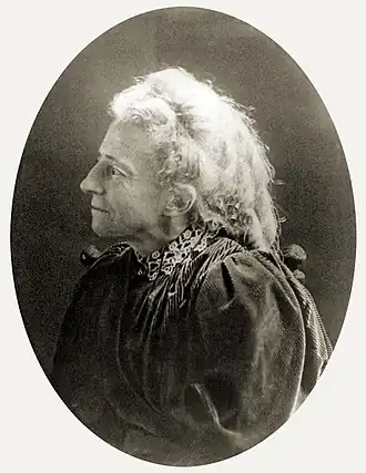 Portrait de profil de Pauline Kergomard vers 1900.