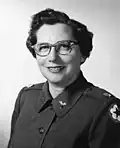Pauline Kirby&nbsp;(en), officière infirmière dans les forces armées des États-Unis en 1954.