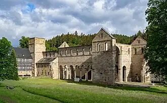 Les ruines de l'abbaye vues du sud-est.
