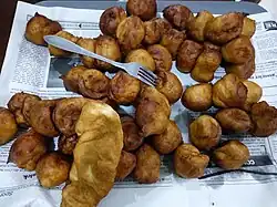 Pause café au Yovo doko à l'atelier Les Sans Pages Bénin