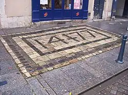 Année « 1477 » inscrite dans les pavés situés devant le n°30 de la Grande rue.