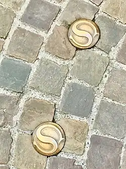 Les pavés du centre historique sont parsemés de pastilles ornées du « S » stylisé de Sarlat.