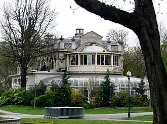 Façade faisant face à l'avenue de Marigny, avec une rotonde semi-circulaire.