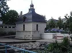 Photographie d'un petit bâtiment carré d'un étage au toit en forme de bulbe surmonté d'un clocheton.