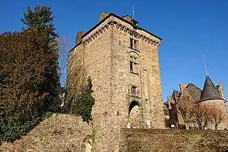 Le pavillon vu de la douve.