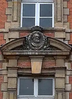 Médaillon d'Henri IV sur le linteau d'une fenêtre.