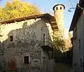Tour ronde et « cellule » du ricetto de Pavone Canavese du XIVe siècle.