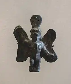 Statuette en bronze du démon Pazuzu accroupi, début Ier&nbsp;millénaire&nbsp;av. J.-C., Uruk ? Musée du Louvre.