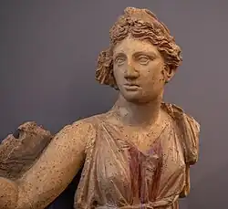 Fortuna au diadème. Élément d'un fronton de temple. Rome. Terre cuite peinte. Vers 150-100 AEC. Musées du Capitole