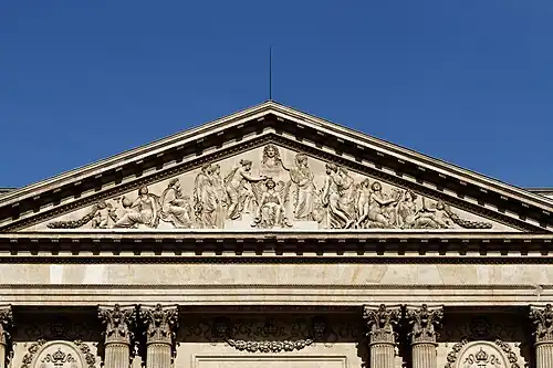 Minerve entourée des muses de la Victoire, couronne le buste de Napoléon (1808), bas-relief du fronton de la colonnade du palais du Louvre à Paris. Le buste de Napoléon Ier a été remplacé par celui de Louis XIV sous la Restauration.