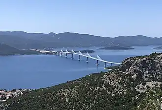 Vue du pont depuis le nord-est en direction de la péninsule de Pelješac.