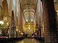 La nef centrale avec le retable du maître-autel.