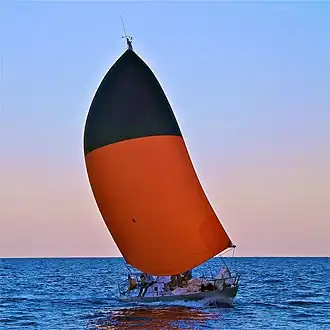 Pen Duick V, acquis par le musée en 1992. Il est placé en dépôt à la Cité de la voile Eric Tabarly (Inv. 1 PM 21).