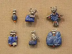 Pendentifs à motifs animaliers en lapis-lazuli, argent et cornaline, provenant du Palais Nord de Tell Asmar. Musée de l'Oriental Institute de Chicago.