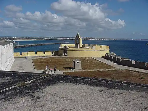 L'une des cours de la forteresse.