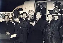 Gruia, au centre, avec le trophée du Championnat du monde 1970.