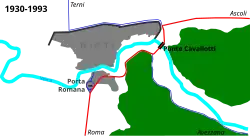 La seconde déviation, réalisée en 1930 sur un projet de Cesare Bazzani, évite le passage sous la Porta Romana