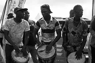 Description de l'image Percussionnistes Zouglou au Femua 15.jpg.