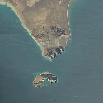 Image satellite montrant la péninsule de Cheikh Saïd et l'île de Périm dans le détroit de Bab-el-Mandeb.