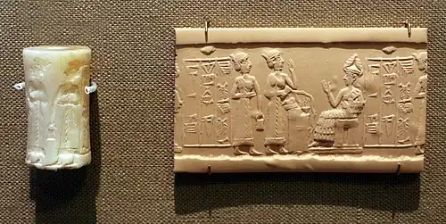 Sceau-cylindre représentant une scène de présentation d'un dévot devant une déesse. Musée de l'Institut oriental de Chicago.