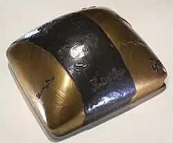 Écritoire à décor de pont flottant et calligraphie. Attr. à Hon'ami Kōetsu. Décor: maki-e, feuille de plomb. L. 29,9 cm. Musée national de Tokyo