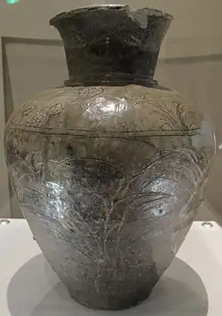 Jarre. Grès, couverte appliquée de cendre de bois, décor incisé de plantes d'automne. Fours d'Atsumi (Aichi), XIIe&nbsp;siècle. Musée national de Tokyo.