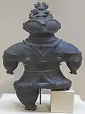Dogū aux yeux exorbités. Terre cuite noire, H. 34,3&nbsp;cm. Jōmon Final, 1000-400. Kamegaoka, préfecture d'Aomori. TNM.