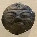 Masque domen. Terre cuite noire, D. 11,5&nbsp;cm. Jōmon Final. TNM.