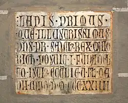 Plaque commémorative de la pose de la première pierre : LAPIS PRIMUS (1324).