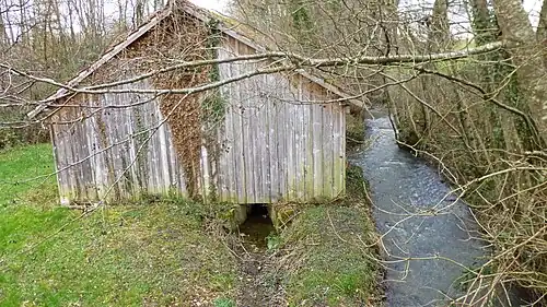 Lavoir sur le ru des Pierres au Petit Moulin