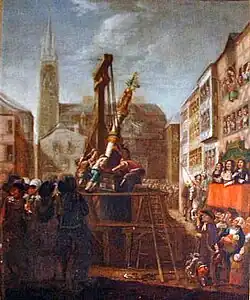 Des ouvriers sur un échafaudage en bois dressent une colonne de pierre sous le regard des badauds