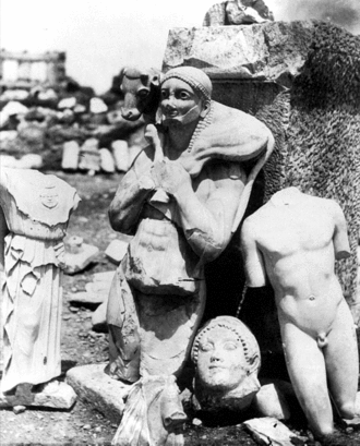 Le Perserschutt : dépôt des sculptures détruites par les Perses en -480. Photographie des fouilles de 1866.