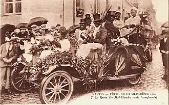 Personnes grimées en noir sur un char des fêtes de la Mi-Carême à Nantes en 1920.